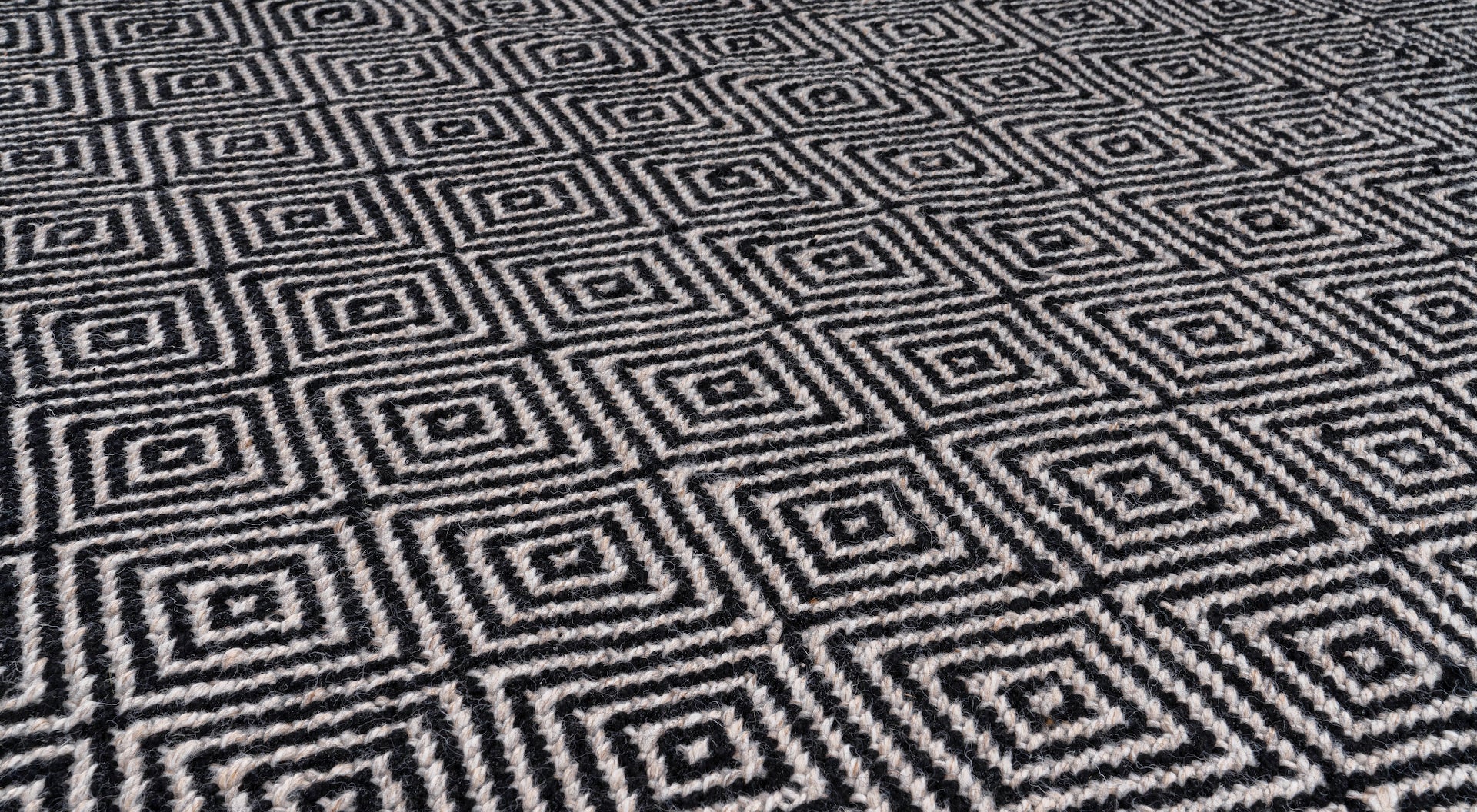 Versatility Diamond Black